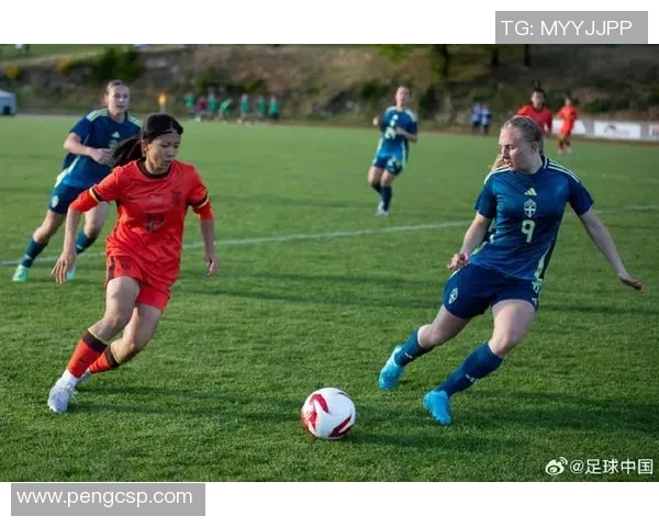 足球女星的风采与力量展现:她们如何在绿茵场上闪耀光芒 足球女星的风采与力量展现:她们如何在绿茵场上闪耀光芒