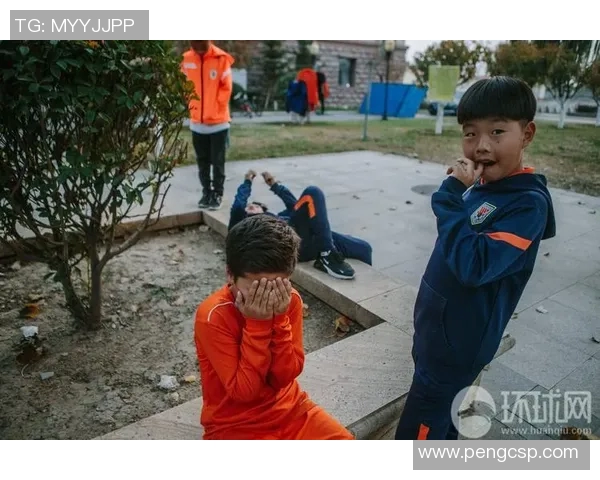 足球球星场下欢乐瞬间：他们的搞笑日常与亲民一面揭秘